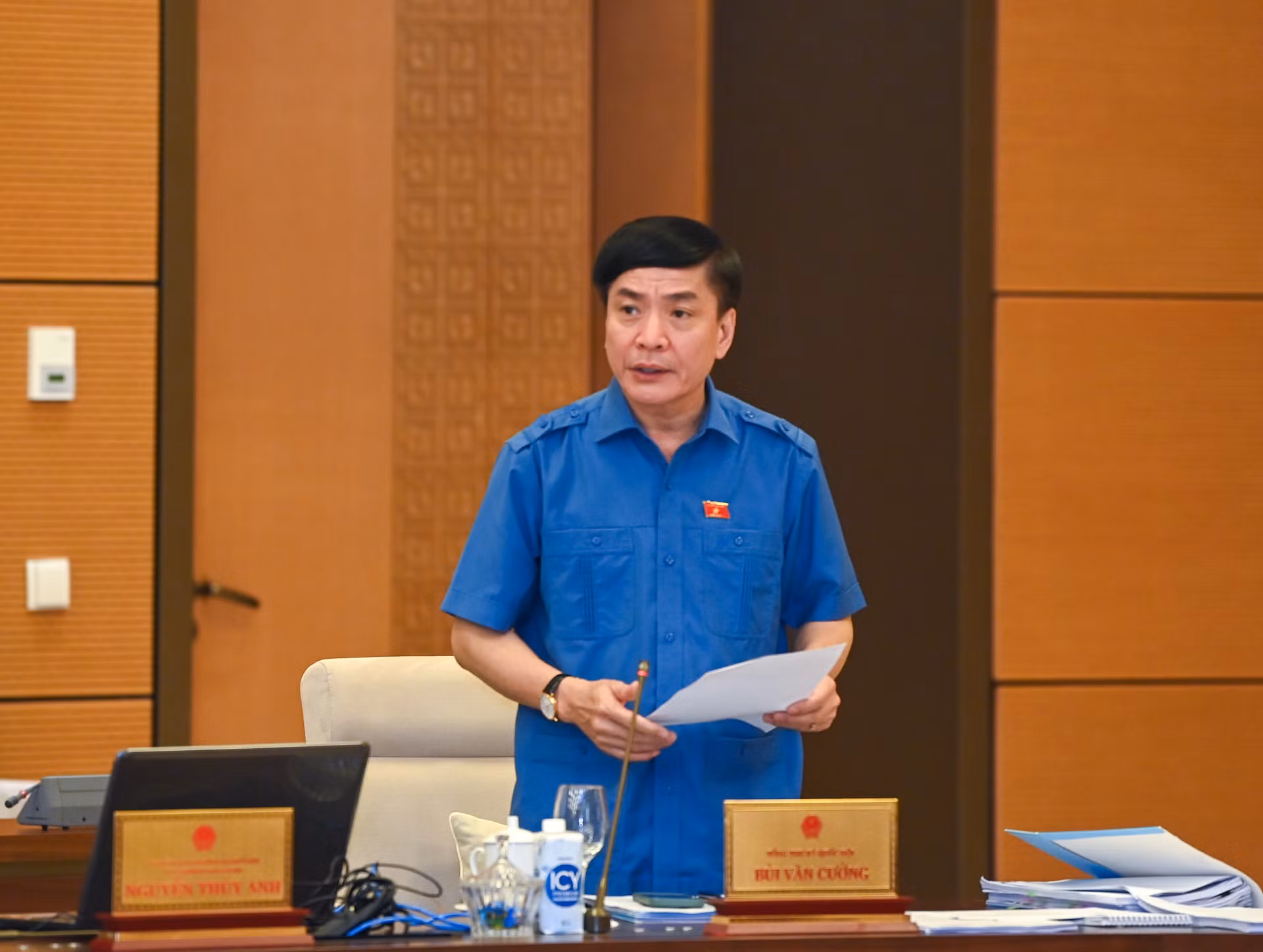 Tổng Thư ký, Chủ nhiệm Văn phòng Quốc hội Bùi Văn Cường phát biểu mở đầu phiên họp. Tổng Thư ký, Chủ nhiệm Văn phòng Quốc hội Bùi Văn Cường phát biểu mở đầu phiên họp.