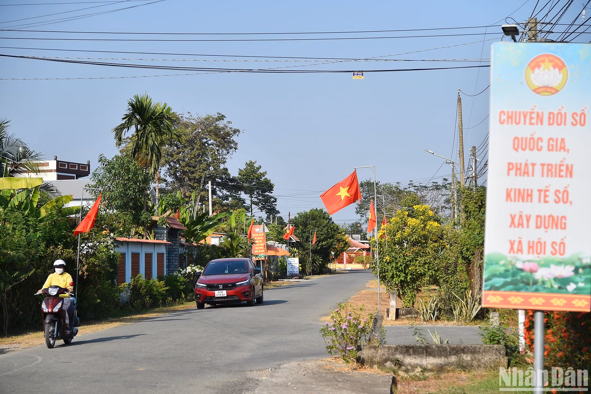 Bạch Đằng vẫn đang trong quá trình hoàn thiện mô hình Làng thông minh ở quê hương cù lao. Hành trình chuyển đổi số, phát triển kinh tế số, xây dựng xã hội số dù mới ở bước đầu nhưng đang làm thay đổi bộ mặt của vùng quê nghèo trước đây.