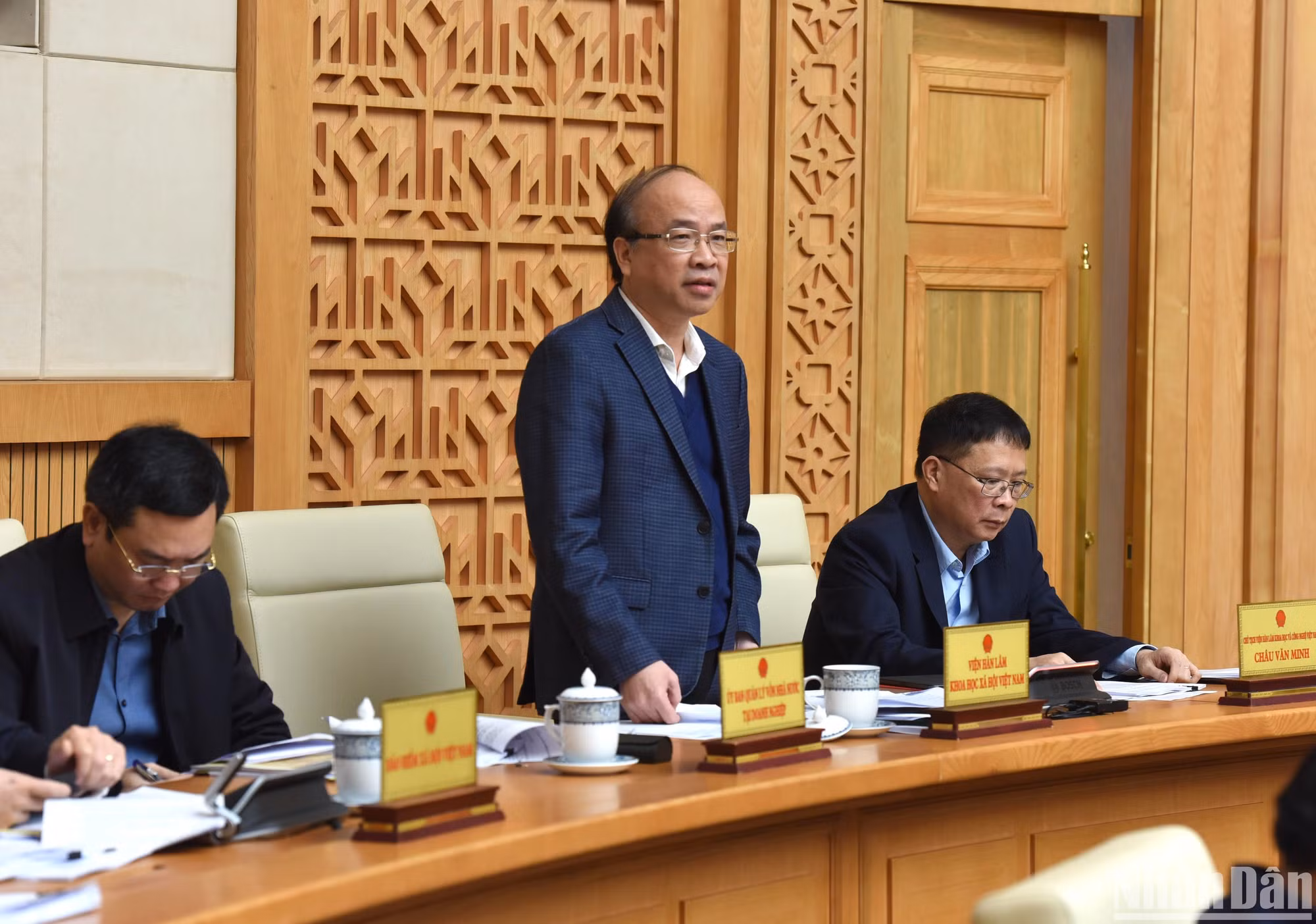 Chủ tịch Viện Hàn lâm Khoa học xã hội Việt Nam Phan Chí Hiếu phát biểu ý kiến tại phiên họp.