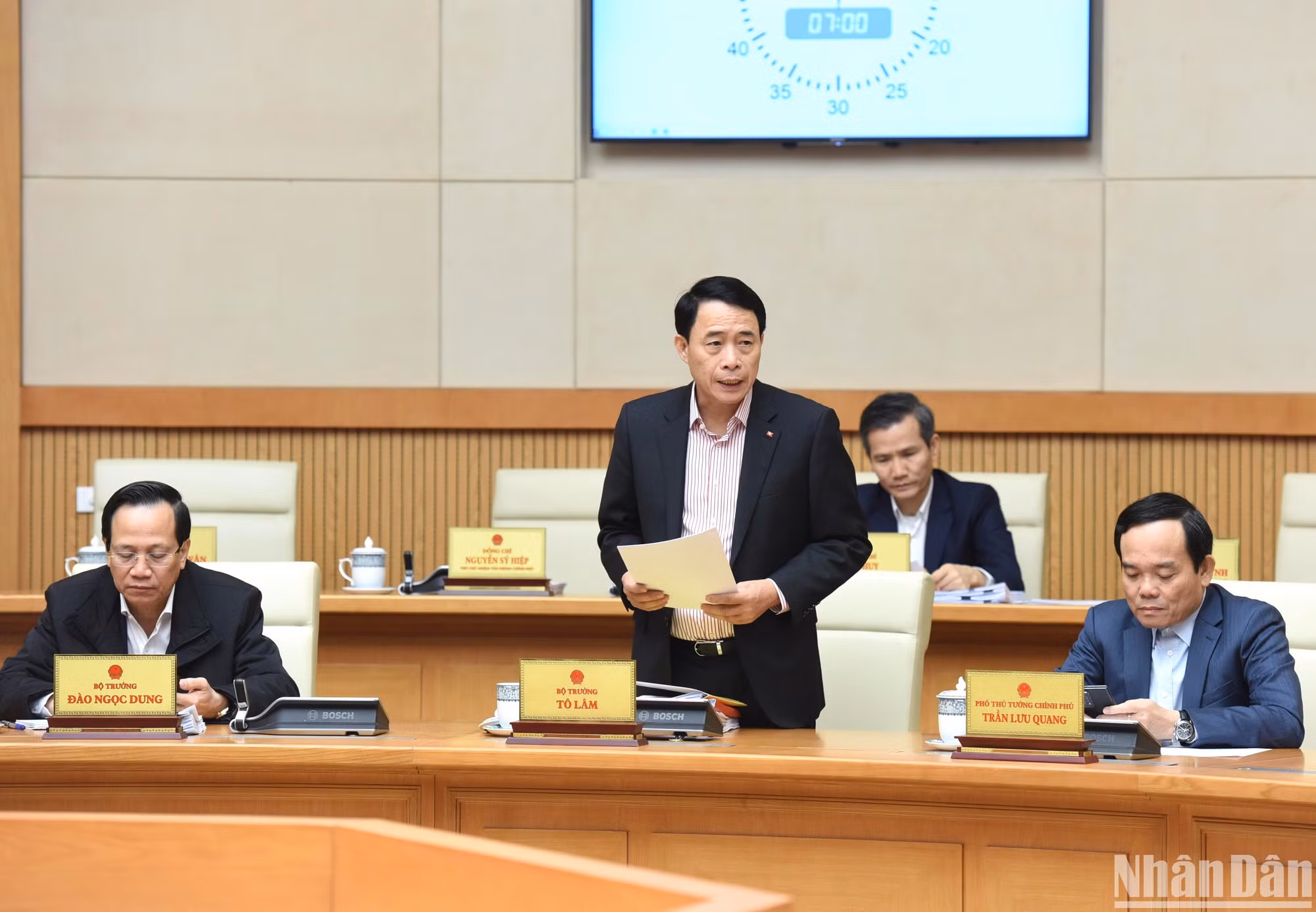 Thứ trưởng Công an Lê Quốc Hùng phát biểu ý kiến tại phiên họp.