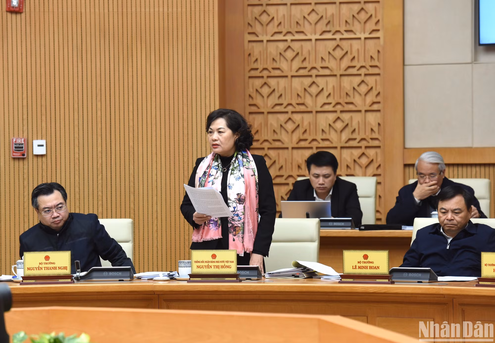 Thống đốc Ngân hàng Nhà nước Việt Nam Nguyễn Thị Hồng phát biểu ý kiến tại phiên họp.