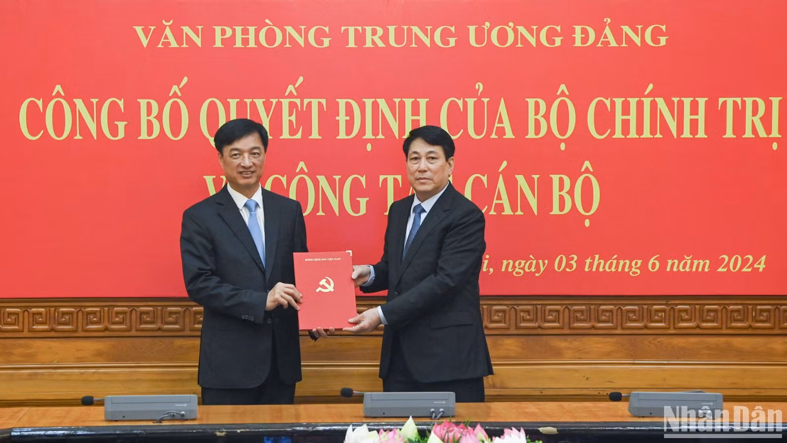 Thường trực Ban Bí thư Lương Cường trao Quyết định của Bộ Chính trị điều động, bổ nhiệm Thượng tướng Nguyễn Duy Ngọc giữ chức Chánh Văn phòng Trung ương Đảng.
