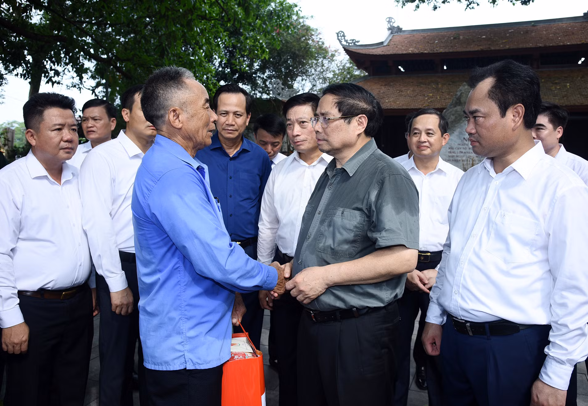 Thủ tướng trò chuyện với người có công với cách mạng và thân nhân liệt sĩ trên địa bàn huyện Đại Từ.