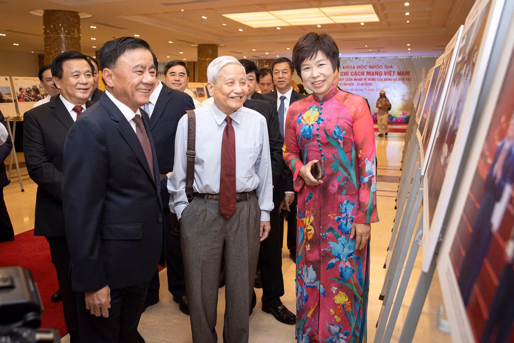 Các đại biểu tham quan triển lãm bên lề Hội thảo.