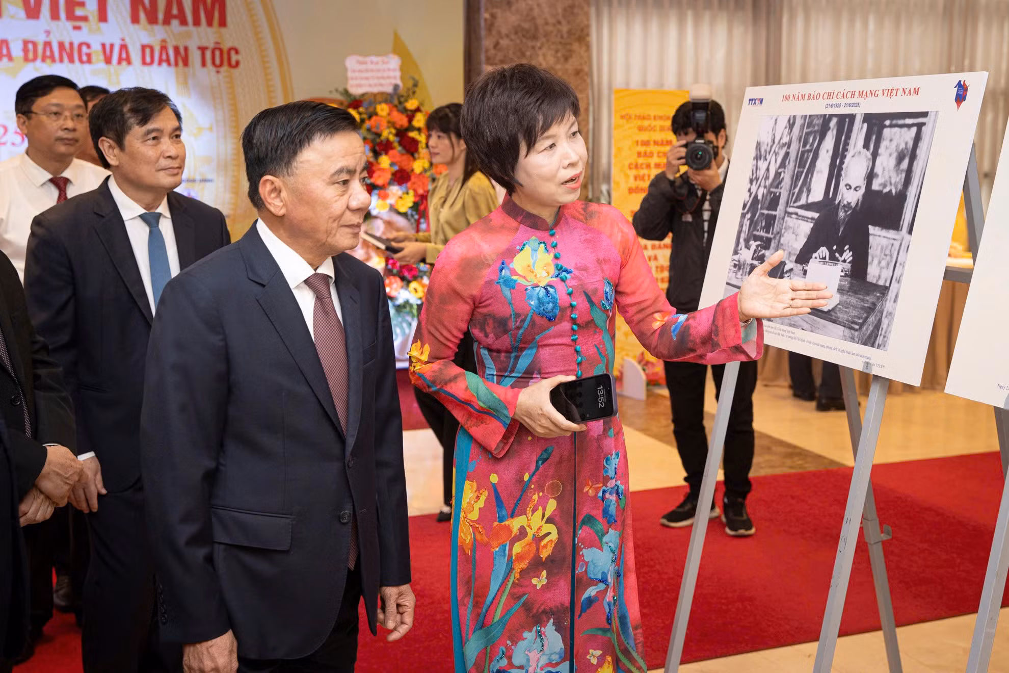 Các đại biểu tham quan triển lãm bên lề Hội thảo.