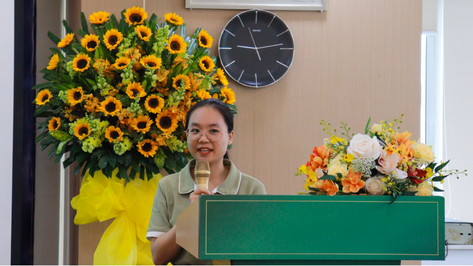 Tại Lễ trao học bổng Bông hồng nhỏ phục vụ 2023, Nguyễn Thị Kiều bày tỏ lòng biết ơn khi nhận được sự giúp đỡ. Từ nay, Kiều sẽ không cần phải vay mượn để đóng học phí và có thể tập trung toàn lực cho những năm cuối của đại học. Tại Lễ trao học bổng Bông hồng nhỏ phục vụ 2023, Nguyễn Thị Kiều bày tỏ lòng biết ơn khi nhận được sự giúp đỡ. Từ nay, Kiều sẽ không cần phải vay mượn để đóng học phí và có thể tập trung toàn lực cho những năm cuối của đại học.