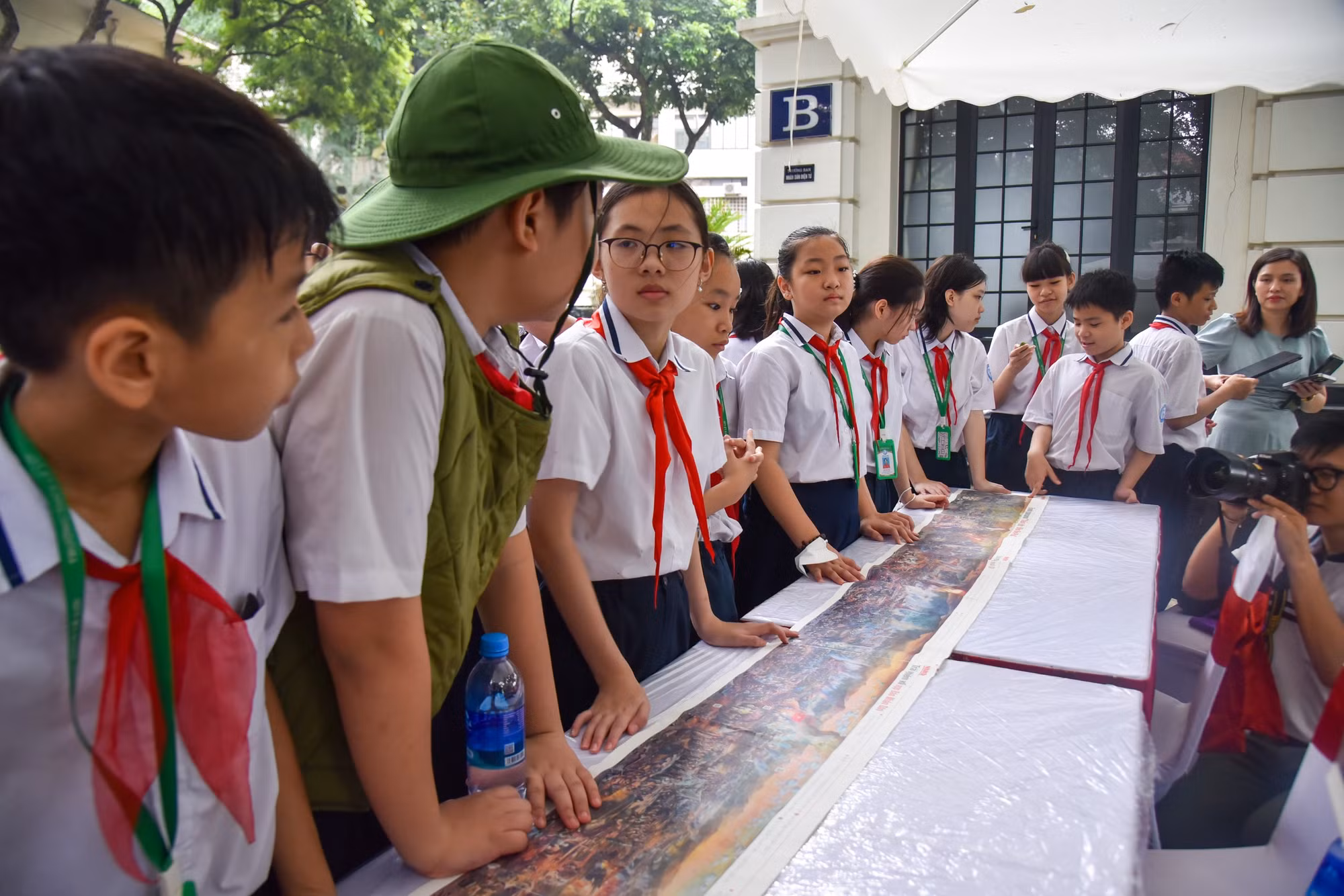 Bức tranh được nhóm học sinh lớp 6A1 cùng nhau thực hiện trong vòng 15 phút. Bức tranh được nhóm học sinh lớp 6A1 cùng nhau thực hiện trong vòng 15 phút.