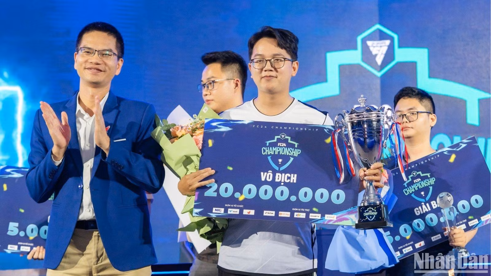 Kết thúc những loạt giao tranh đầy kịch tính, Nguyễn Tấn Hào đoạt ngôi vô địch Giải bóng đá điện tử 2023 và giành được giải thưởng trị giá 20 triệu đồng từ Ban tổ chức. Kết thúc những loạt giao tranh đầy kịch tính, Nguyễn Tấn Hào đoạt ngôi vô địch Giải bóng đá điện tử 2023 và giành được giải thưởng trị giá 20 triệu đồng từ Ban tổ chức.