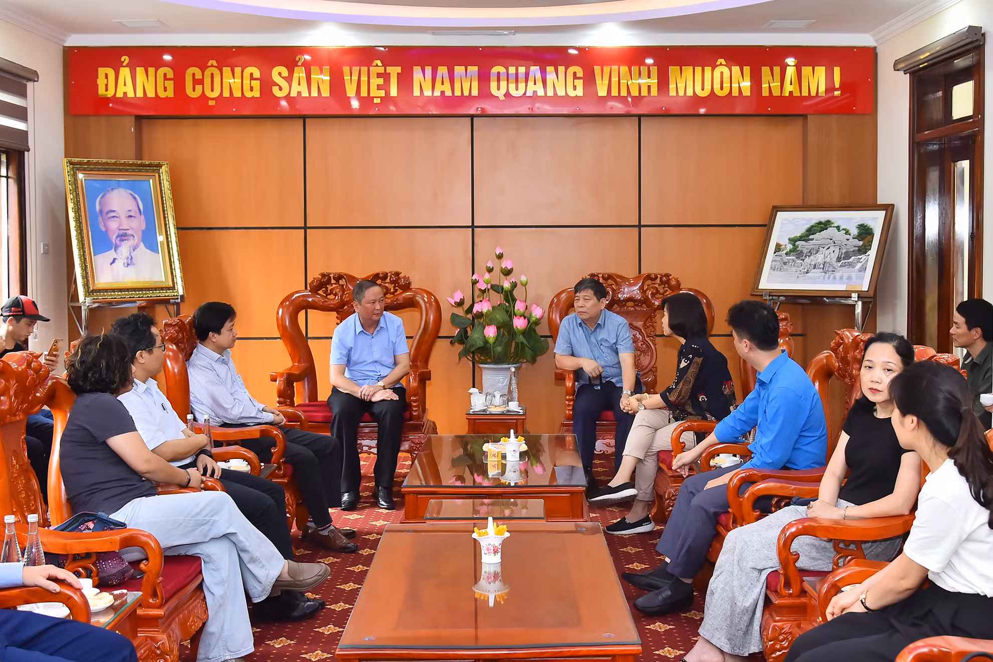 Lãnh đạo huyện Na Hang tiếp đoàn Công đoàn Báo Nhân Dân và Công đoàn Viên chức Việt Nam. Lãnh đạo huyện Na Hang tiếp đoàn Công đoàn Báo Nhân Dân và Công đoàn Viên chức Việt Nam.