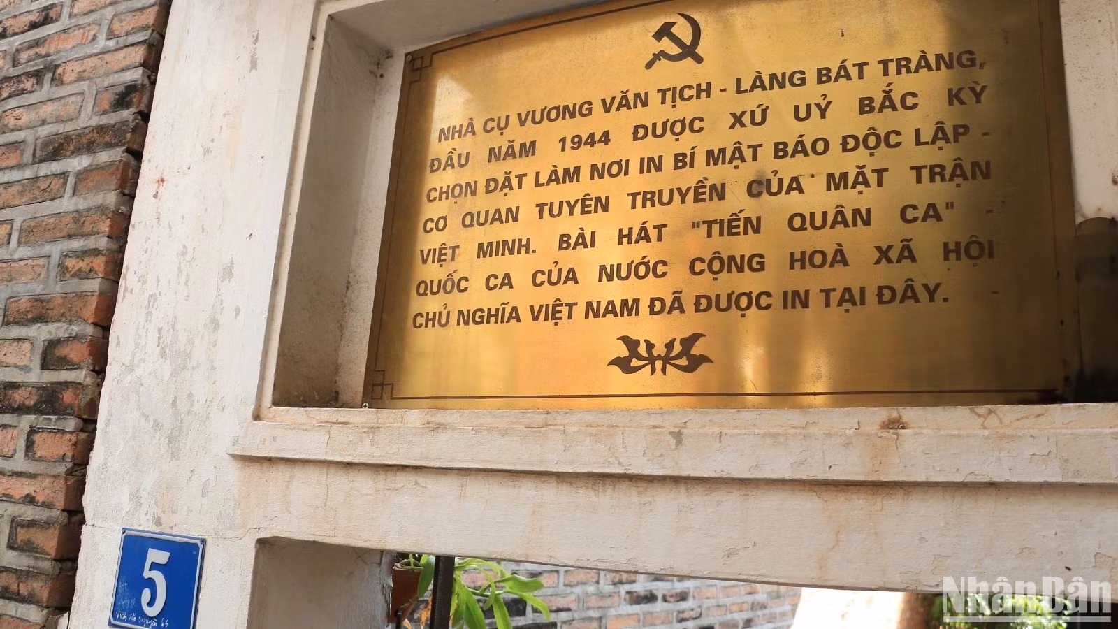 Tấm biển treo trên cổng nhà gợi nhắc về sự kiện lịch sử: Đầu năm 1944, dưới sự chỉ đạo của Trưởng Ban cán sự Hà Nội Vũ Quý, nhạc sĩ Văn Cao được giao nhiệm vụ sáng tác một bài hát cho Ðội Việt Nam tuyên truyền Giải phóng quân. Để bảo đảm an toàn, cơ sở in phải di chuyển nhiều nơi. Khi đó, nhà cụ Vương Văn Tịch đã được chọn là nơi in ấn tài liệu bí mật và đặt tên là nhà in Phan Chu Trinh. Tấm biển treo trên cổng nhà gợi nhắc về sự kiện lịch sử: Đầu năm 1944, dưới sự chỉ đạo của Trưởng Ban cán sự Hà Nội Vũ Quý, nhạc sĩ Văn Cao được giao nhiệm vụ sáng tác một bài hát cho Ðội Việt Nam tuyên truyền Giải phóng quân. Để bảo đảm an toàn, cơ sở in phải di chuyển nhiều nơi. Khi đó, nhà cụ Vương Văn Tịch đã được chọn là nơi in ấn tài liệu bí mật và đặt tên là nhà in Phan Chu Trinh.
