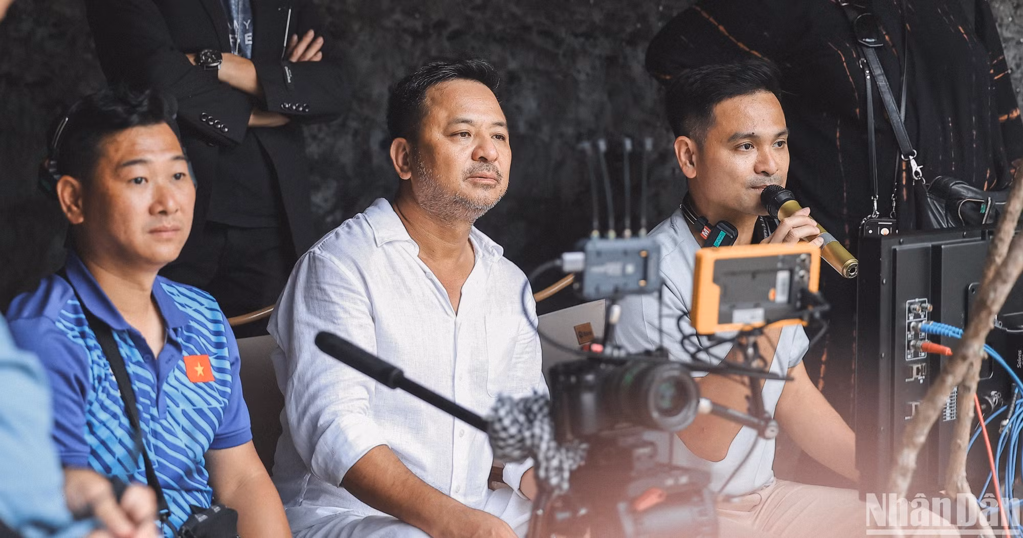 Đạo diễn Phú Trần (ngoài cùng bên phải) trong buổi ghi hình MV. 