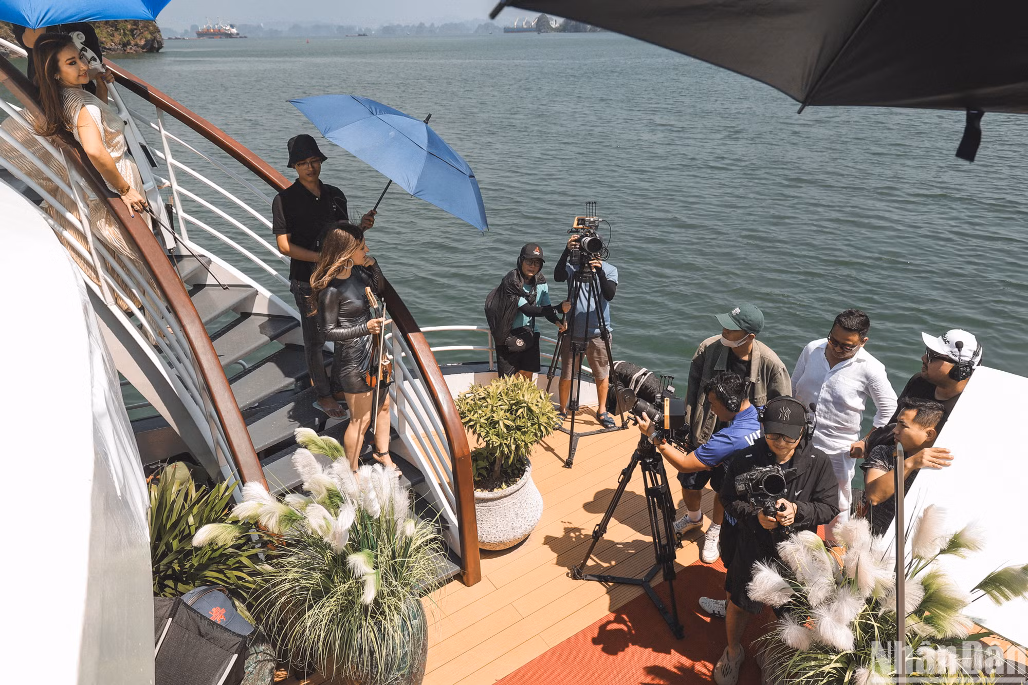 Hậu trường những cảnh quay đầu tiên của Bond trên Vịnh Hạ Long. Hậu trường những cảnh quay đầu tiên của Bond trên Vịnh Hạ Long.