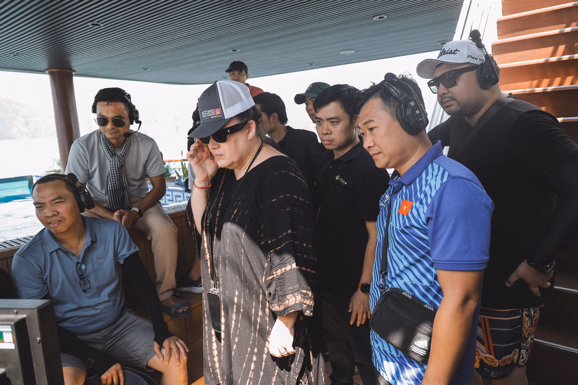 Ê-kip sản xuất MV “Victory - Bond in Vietnam" đã có một ngày làm việc đáng nhớ cùng nhóm nhạc Bond trên Vịnh Hạ Long. Ê-kip sản xuất MV “Victory - Bond in Vietnam" đã có một ngày làm việc đáng nhớ cùng nhóm nhạc Bond trên Vịnh Hạ Long.