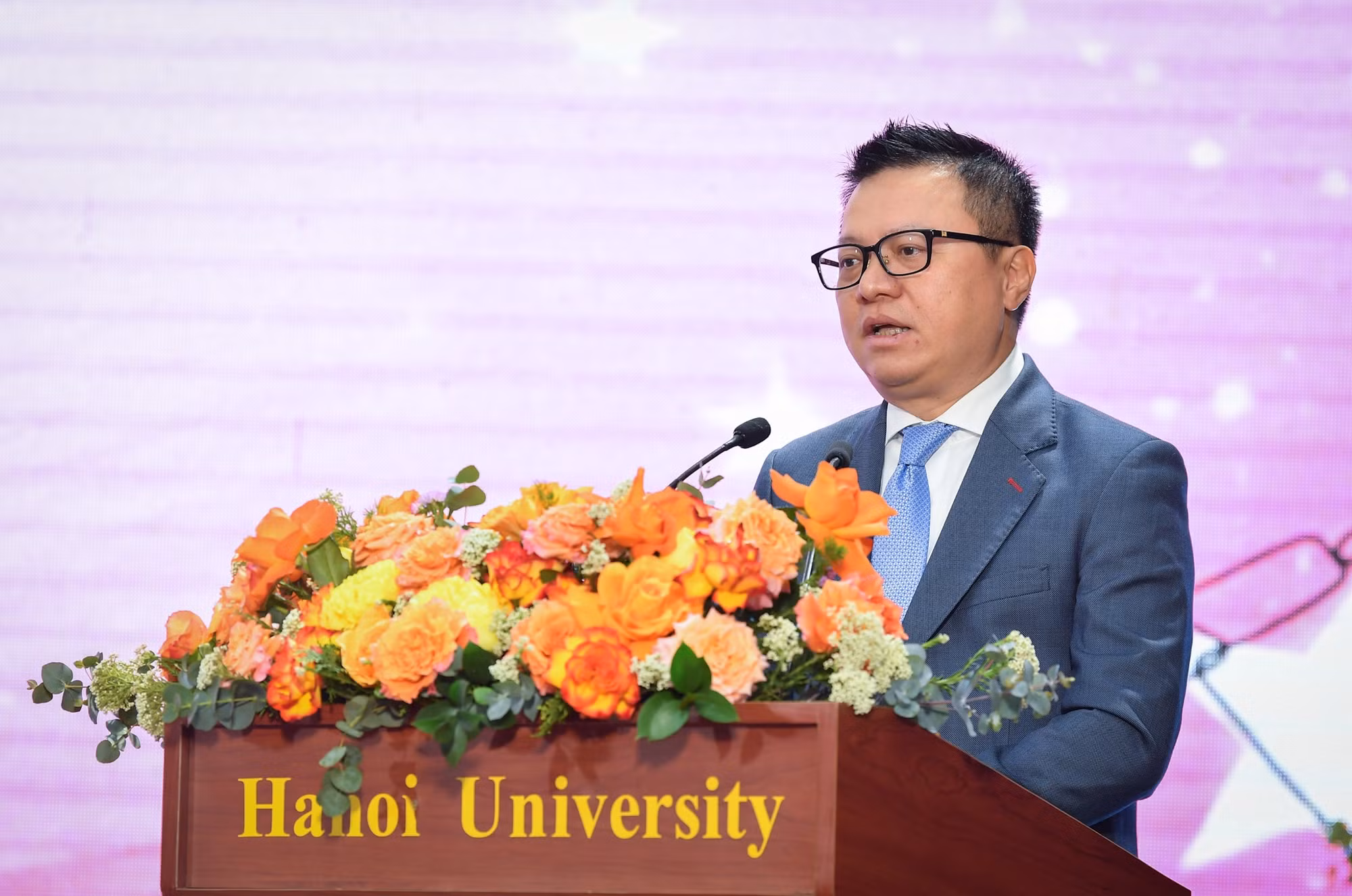 Tham dự Lễ phát động, nhà báo Lê Quốc Minh, Ủy viên Trung ương Đảng, Tổng Biên tập Báo Nhân Dân, Phó Trưởng Ban Tuyên giáo và Dân vận Trung ương, Chủ tịch Hội Nhà báo Việt Nam đánh giá, Cuộc thi viết năm nay có rất nhiều điểm mới, tạo cơ hội để những người tham dự phát huy năng lực sáng tạo. Tham dự Lễ phát động, nhà báo Lê Quốc Minh, Ủy viên Trung ương Đảng, Tổng Biên tập Báo Nhân Dân, Phó Trưởng Ban Tuyên giáo và Dân vận Trung ương, Chủ tịch Hội Nhà báo Việt Nam đánh giá, Cuộc thi viết năm nay có rất nhiều điểm mới, tạo cơ hội để những người tham dự phát huy năng lực sáng tạo.