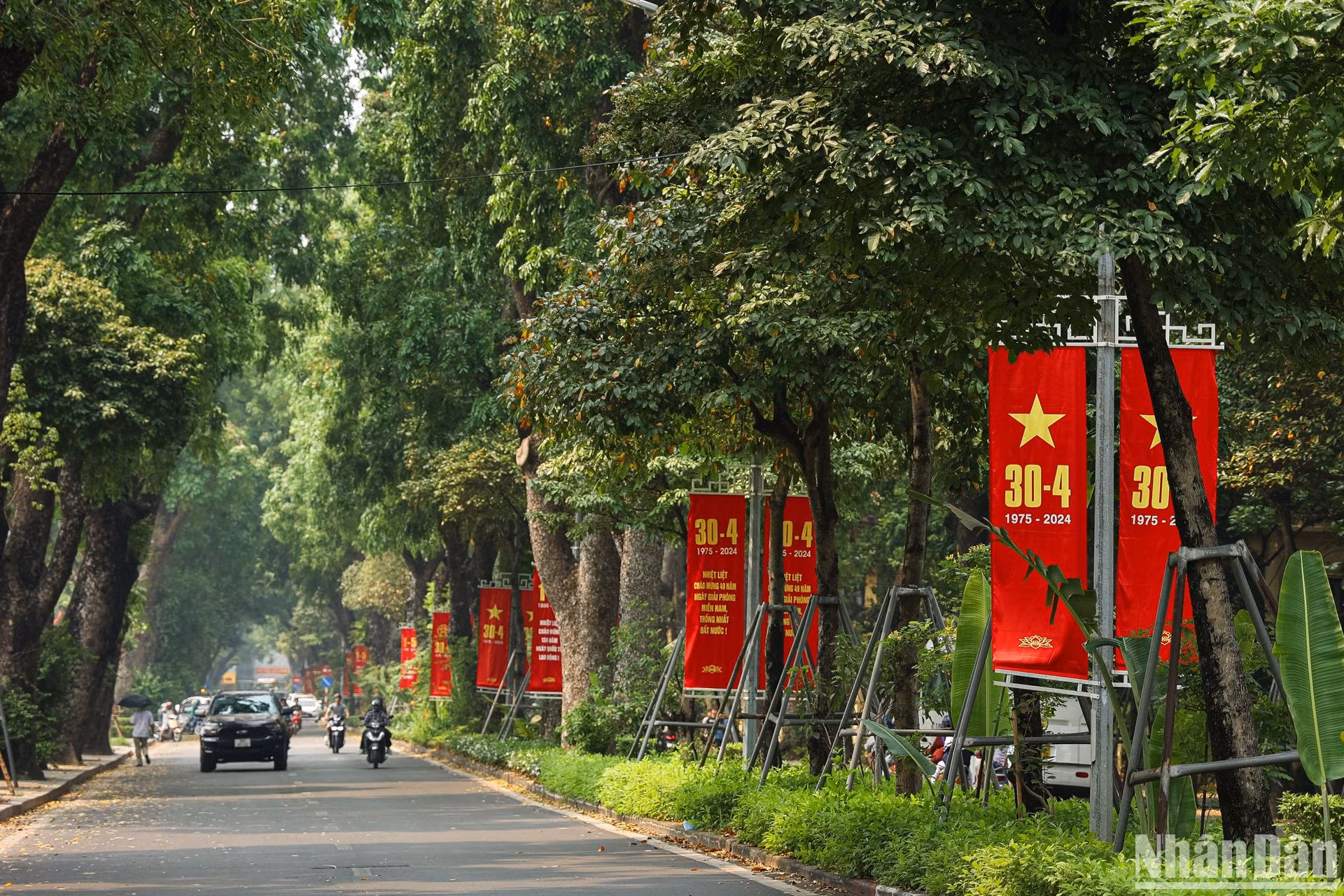 Rợp bóng cây xanh, phố Hoàng Diệu được tô điểm bằng sắc đỏ từ các băng rôn, khẩu hiệu treo dọc tuyến đường, chào mừng 49 năm Ngày Giải phóng miền nam, thống nhất đất nước (30/4/1975-30/4/2024).