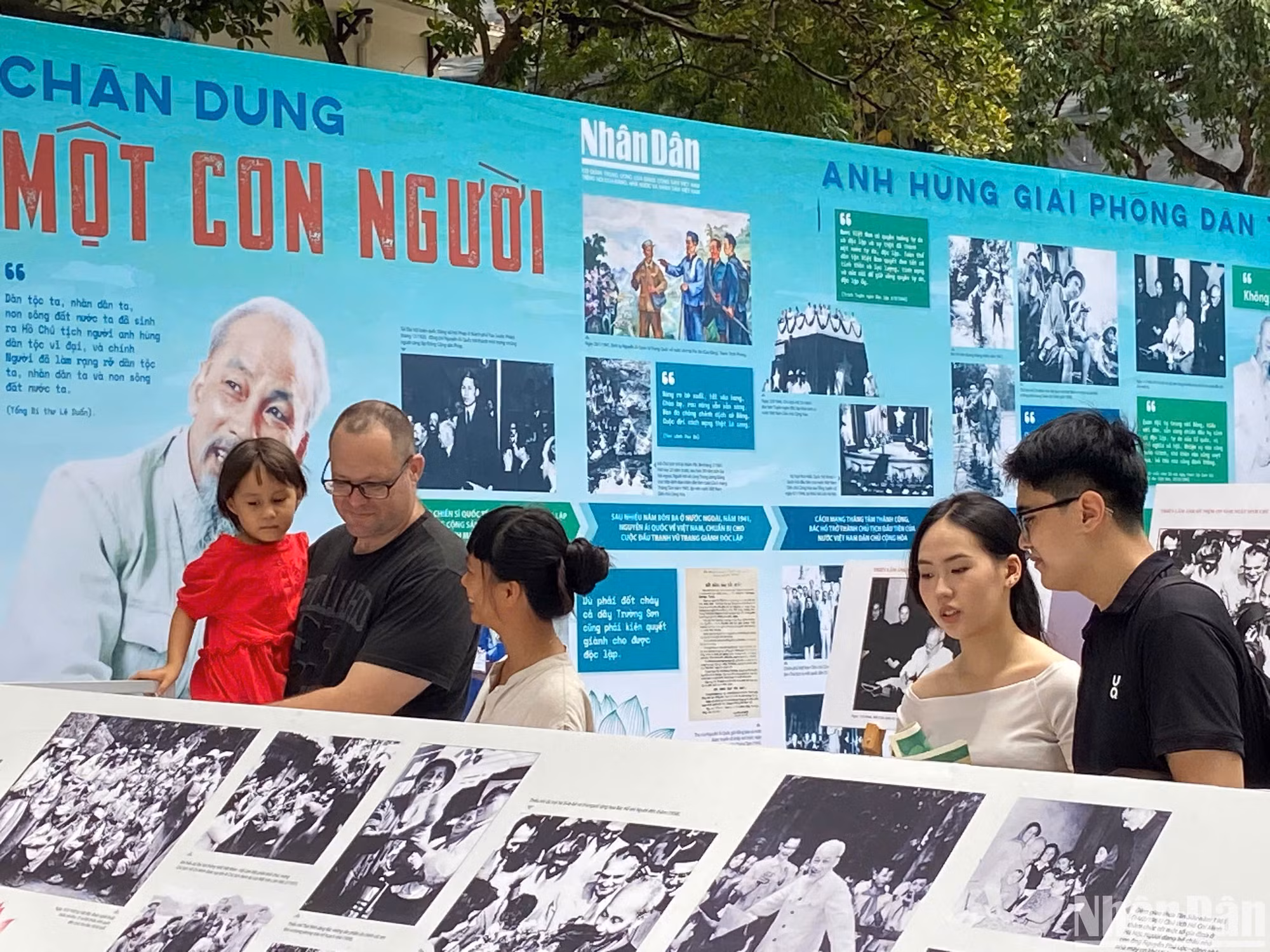 Triển lãm thu hút đông đảo khách du lịch đến tham quan.