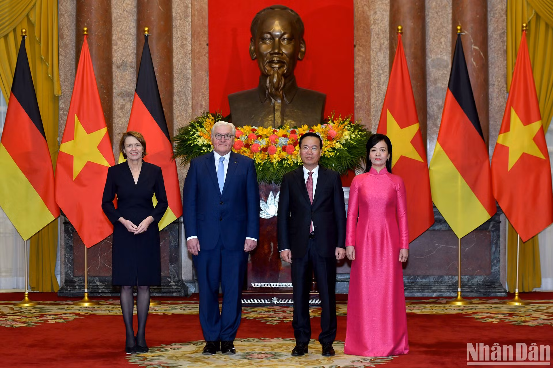 Chủ tịch nước Võ Văn Thưởng và Phu nhân cùng Tổng thống Cộng hòa Liên bang Đức Frank-Walter Steinmeier và Phu nhân tại Lễ đón. Chủ tịch nước Võ Văn Thưởng và Phu nhân cùng Tổng thống Cộng hòa Liên bang Đức Frank-Walter Steinmeier và Phu nhân tại Lễ đón.