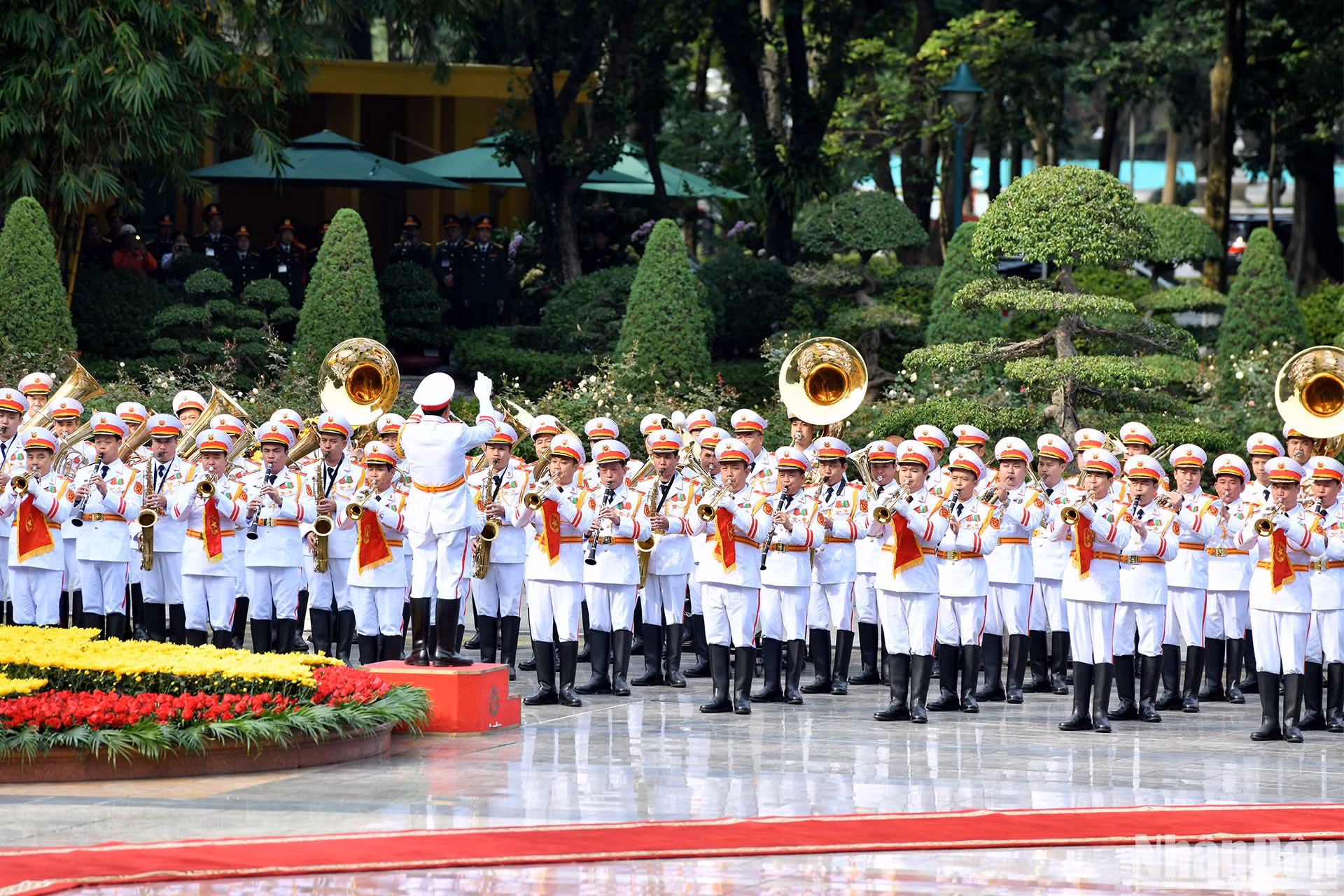 Đoàn quân nhạc cử Quốc thiều hai nước Cộng hòa xã hội chủ nghĩa Việt Nam và Cộng hòa Liên bang Đức tại lễ đón. Đoàn quân nhạc cử Quốc thiều hai nước Cộng hòa xã hội chủ nghĩa Việt Nam và Cộng hòa Liên bang Đức tại lễ đón.