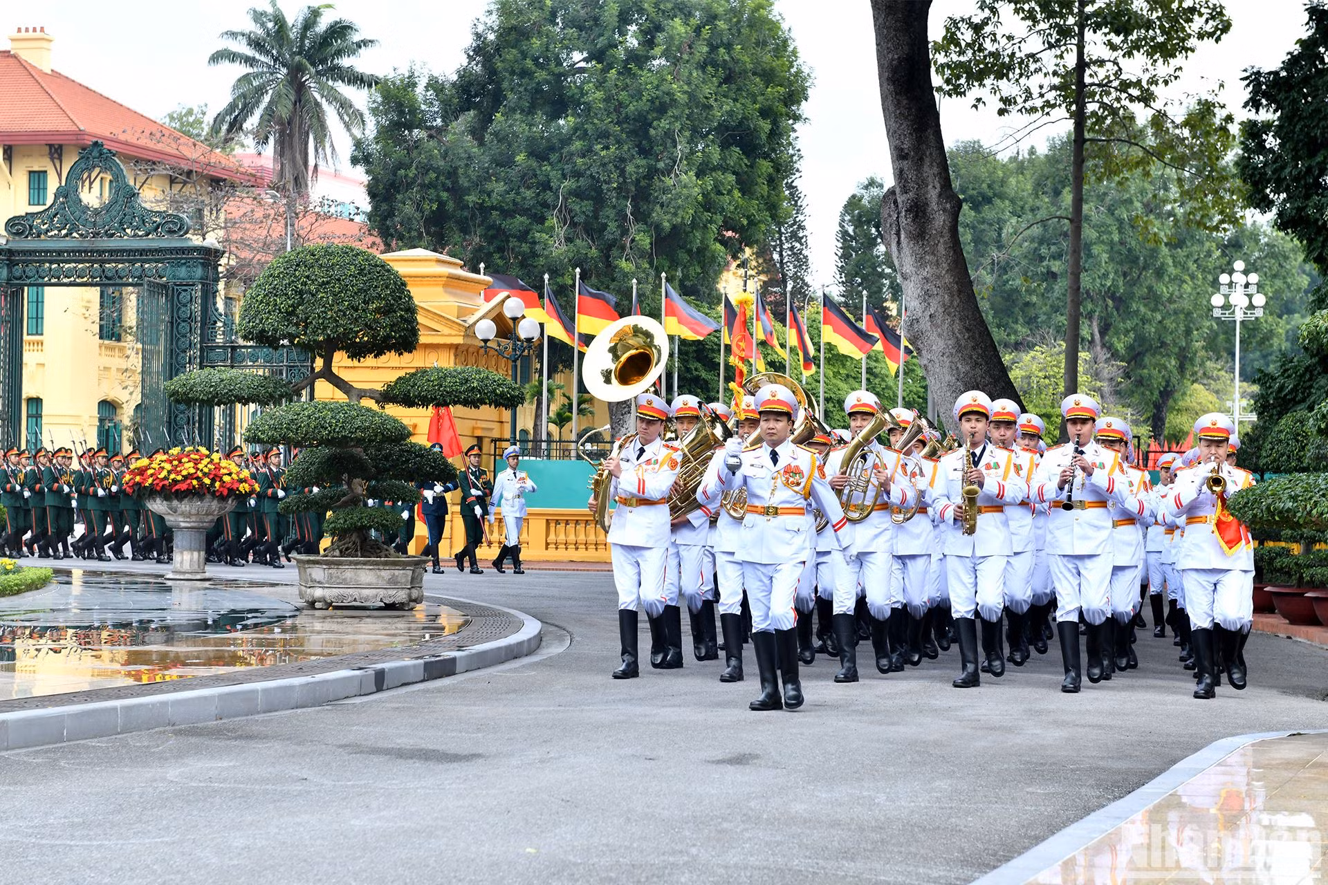 Đoàn quân nhạc tại Lễ đón Tổng thống Cộng hòa Liên bang Đức thăm cấp Nhà nước tới Việt Nam. Đoàn quân nhạc tại Lễ đón Tổng thống Cộng hòa Liên bang Đức thăm cấp Nhà nước tới Việt Nam.