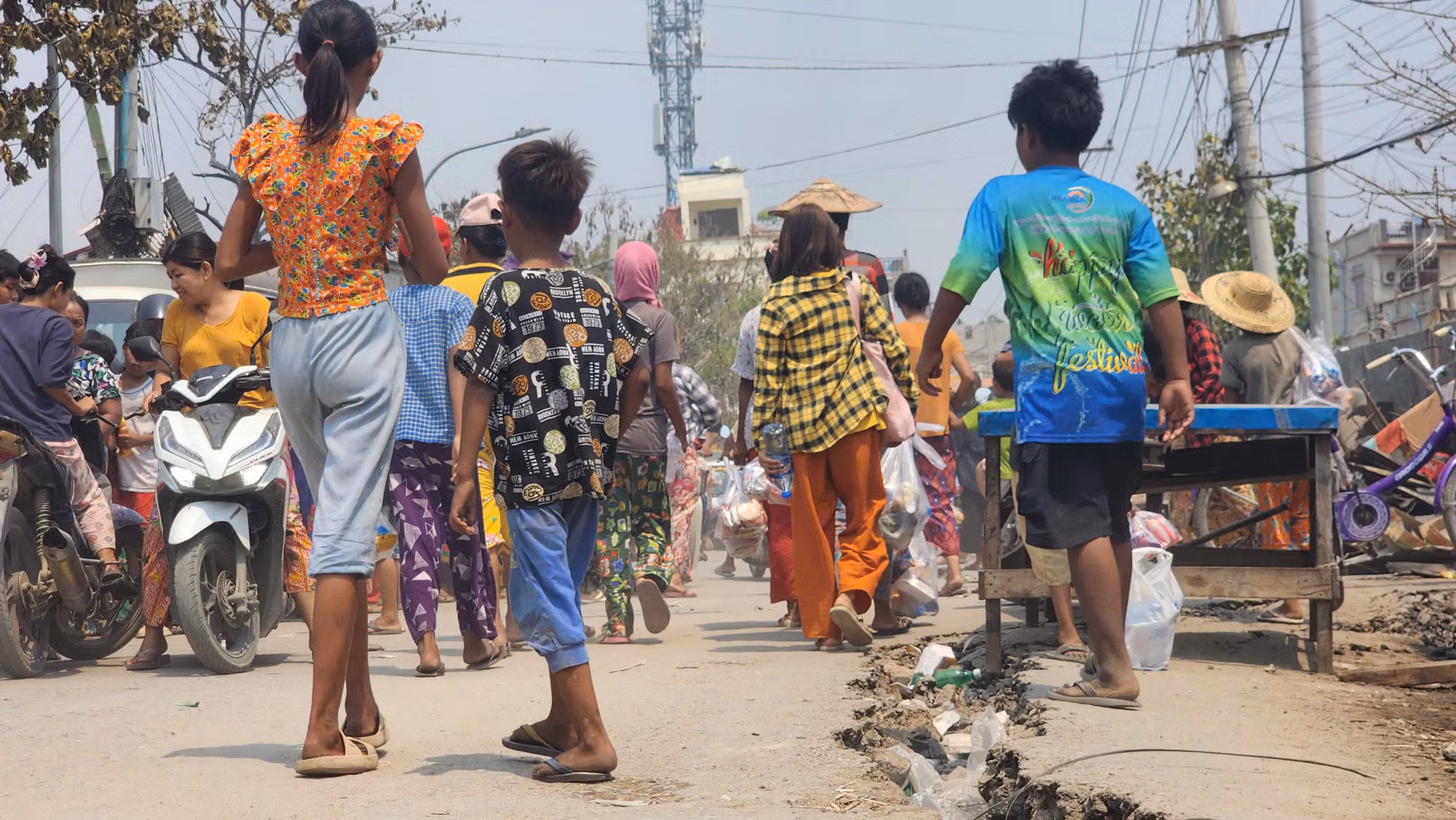 Động đất xé toạc những con đường trung tâm Mandalay...