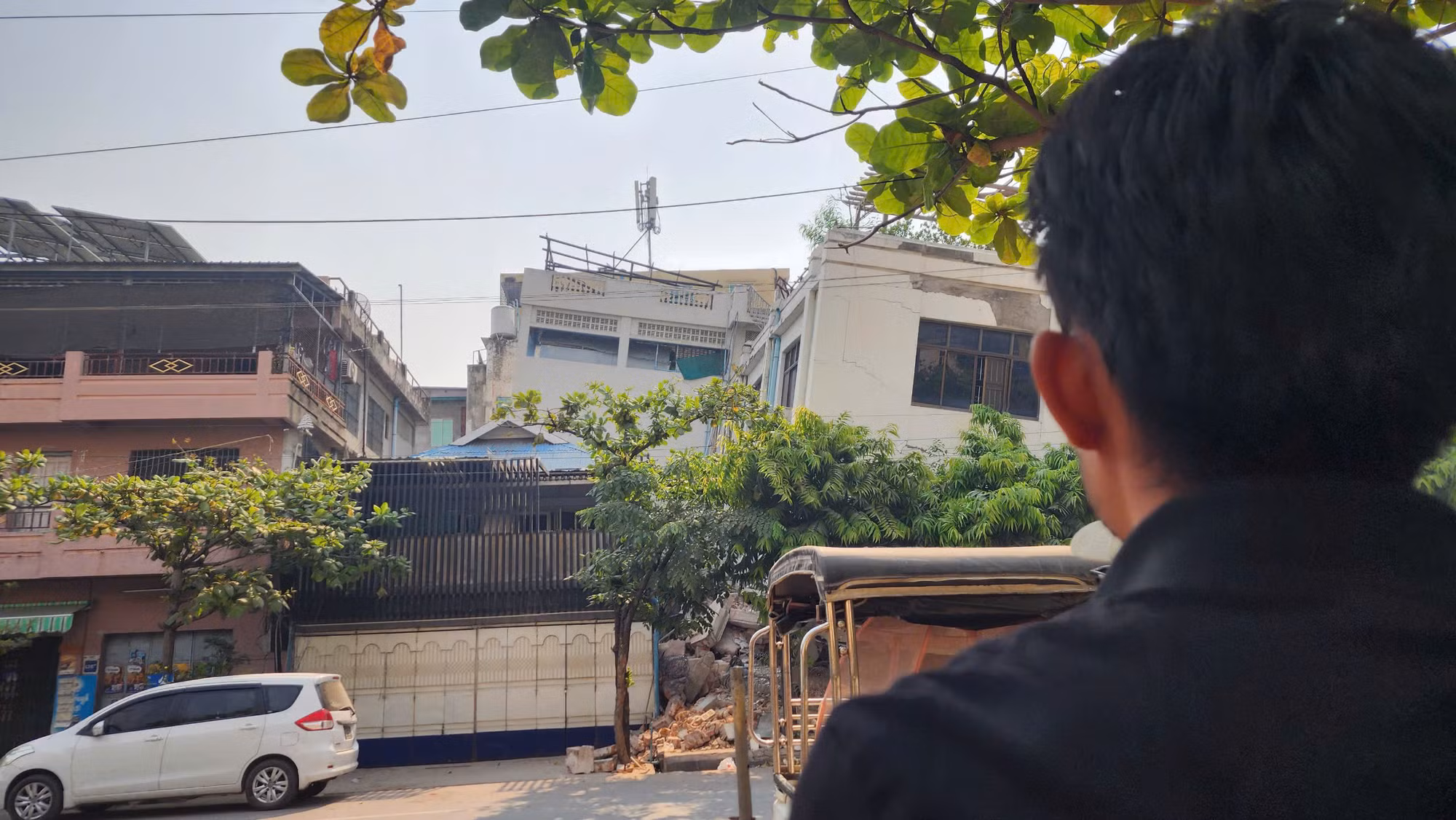 Người đàn ông thất thần nhìn cả tòa nhà đã đổ sập tại phố Palae Ngue Young Yout Kwet