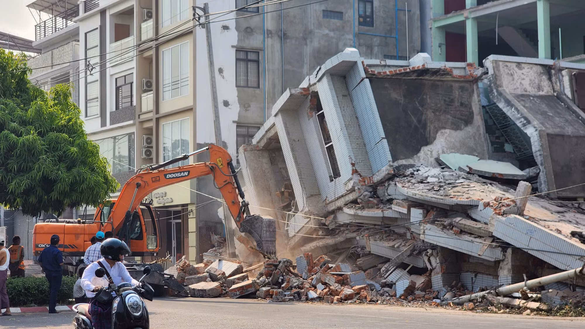 Sáng cùng ngày, lực lượng chức năng nước sở tại cũng tiếp tục huy động thiết bị cơ giới để giải tỏa các công trình hư hại.