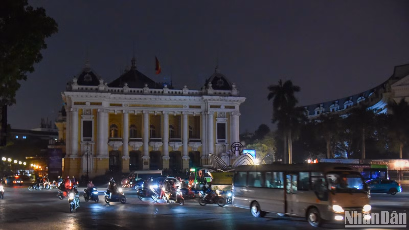 [Ảnh] Hà Nội trong thời khắc tắt đèn để hưởng ứng Giờ Trái đất 2024