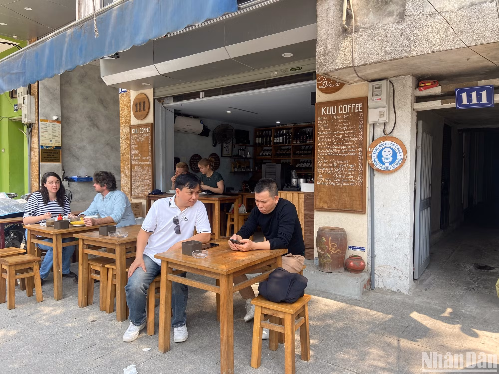 Cửa hàng của bà Nga nằm ở số 111 phố Trúc Bạch là một trong những cửa hàng đầu tiên của phường Trúc Bạch (quận Ba Đình, Hà Nội) tham gia thí điểm mô hình “Free restroom".