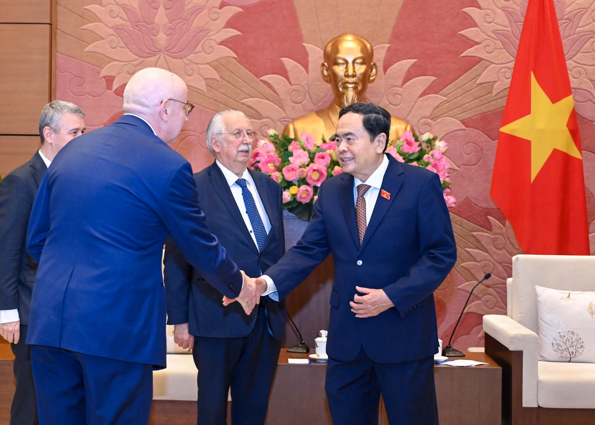Phó Chủ tịch Thường trực Quốc hội Trần Thanh Mẫn và các thành viên tháp tùng Bộ trưởng Quốc vụ, nguyên Chủ tịch Hạ viện Vương quốc Bỉ.