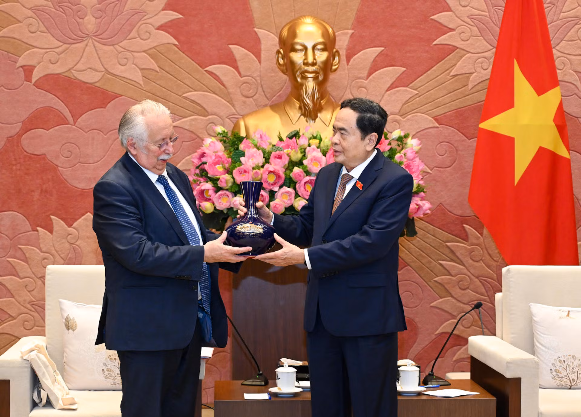 Phó Chủ tịch Thường trực Quốc hội Trần Thanh Mẫn tặng quà lưu niệm cho Hạ Nghị sĩ André Flahaut, Bộ trưởng Quốc vụ Vương quốc Bỉ.