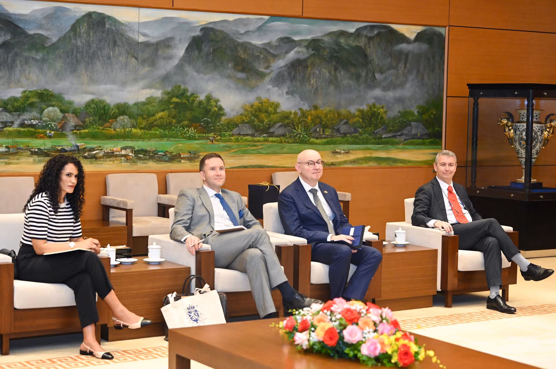 Các thành viên tháp tùng Bộ trưởng Quốc vụ, nguyên Chủ tịch Hạ viện Vương quốc Bỉ dự buổi tiếp.