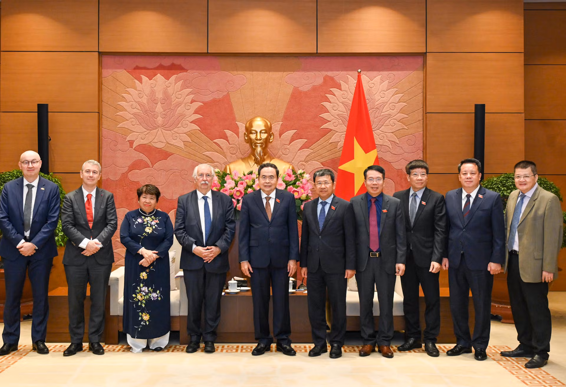 Phó Chủ tịch Thường trực Quốc hội Trần Thanh Mẫn và Hạ Nghị sĩ André Flahaut chụp ảnh lưu niệm với đại biểu hai nước tại buổi tiếp.
