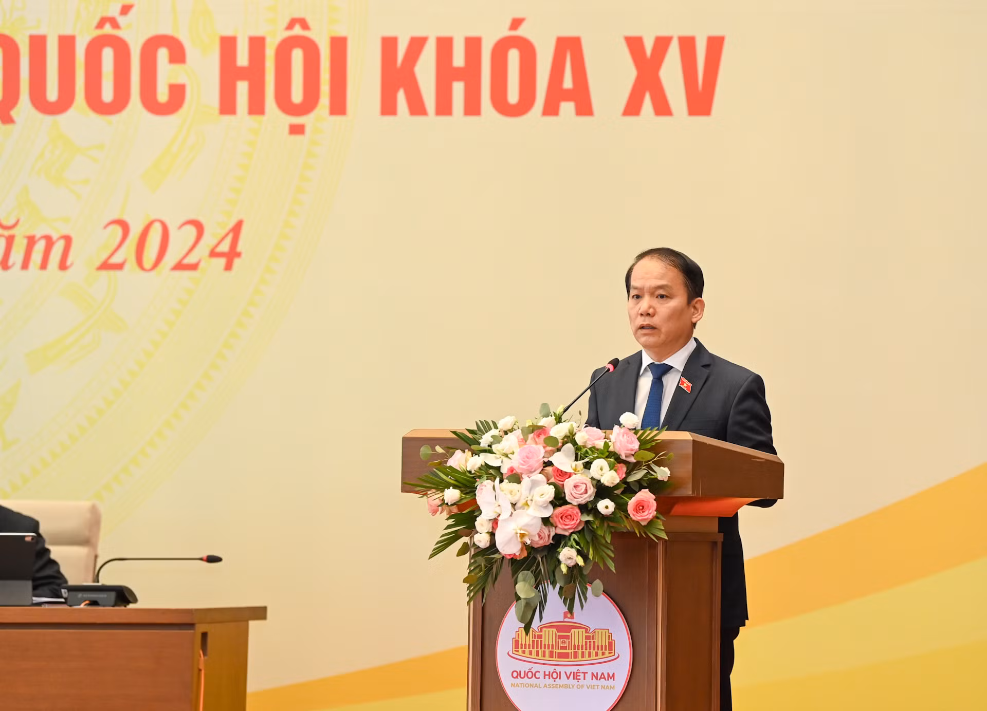Chủ nhiệm Ủy ban Pháp luật Hoàng Thanh Tùng trình bày báo cáo tóm tắt một số vấn đề còn ý kiến khác nhau về dự án Luật Thủ đô (sửa đổi). Chủ nhiệm Ủy ban Pháp luật Hoàng Thanh Tùng trình bày báo cáo tóm tắt một số vấn đề còn ý kiến khác nhau về dự án Luật Thủ đô (sửa đổi).