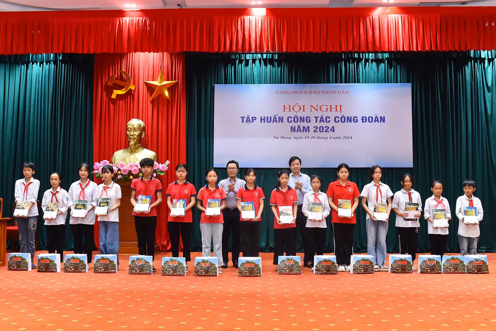 Trưởng Ban Tuyên giáo Đảng ủy Báo Nhân Dân Vũ Mai Hoàng và Phó Chủ tịch Công đoàn Báo Nhân Dân Tạ Quang Dũng trao quà cho học sinh có hoàn cảnh khó khăn vươn lên trong học tập tại huyện Na Hang. Trưởng Ban Tuyên giáo Đảng ủy Báo Nhân Dân Vũ Mai Hoàng và Phó Chủ tịch Công đoàn Báo Nhân Dân Tạ Quang Dũng trao quà cho học sinh có hoàn cảnh khó khăn vươn lên trong học tập tại huyện Na Hang.