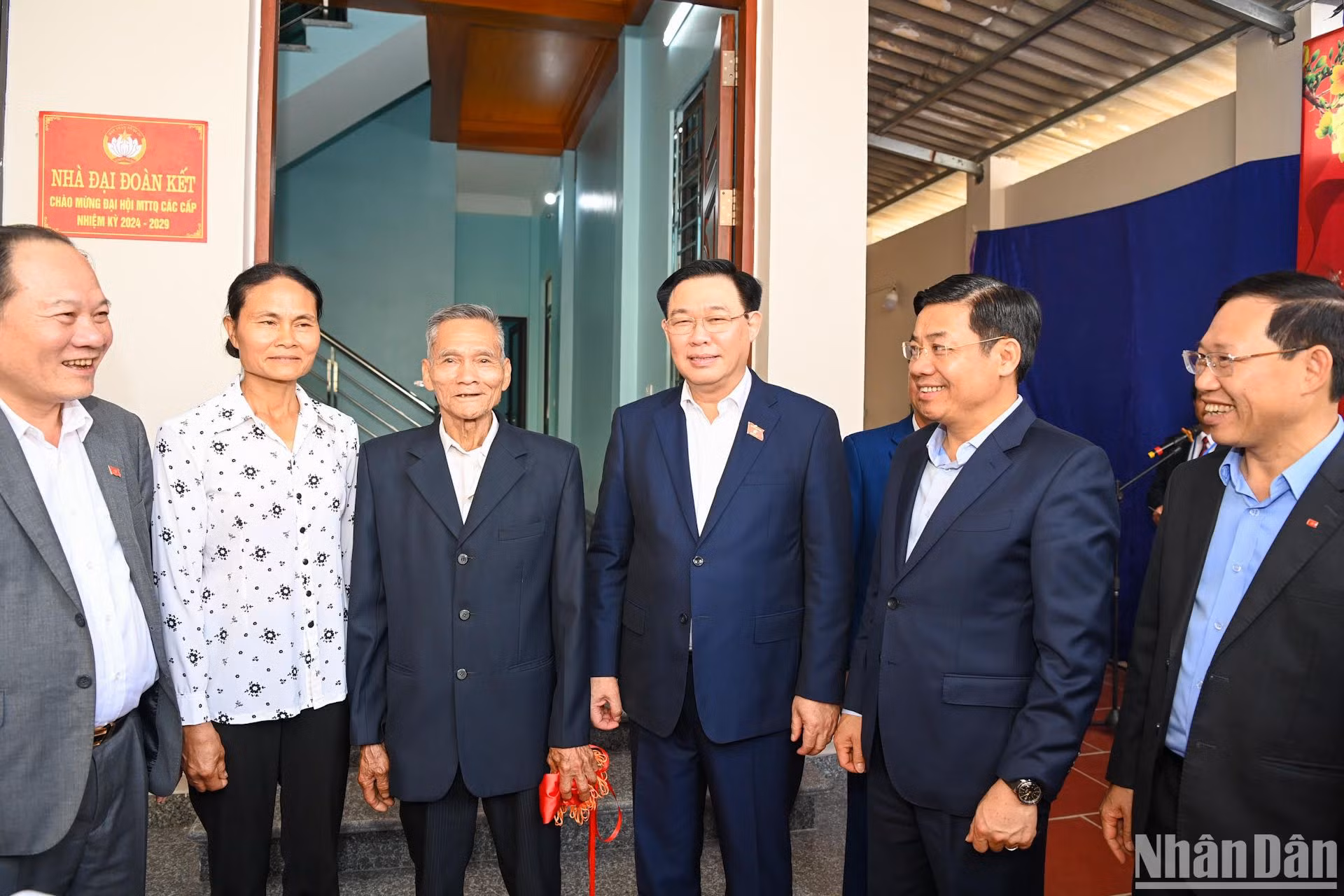 Chủ tịch Quốc hội Vương Đình Huệ cùng các đại biểu và gia đình bà Lê Thị Chinh.