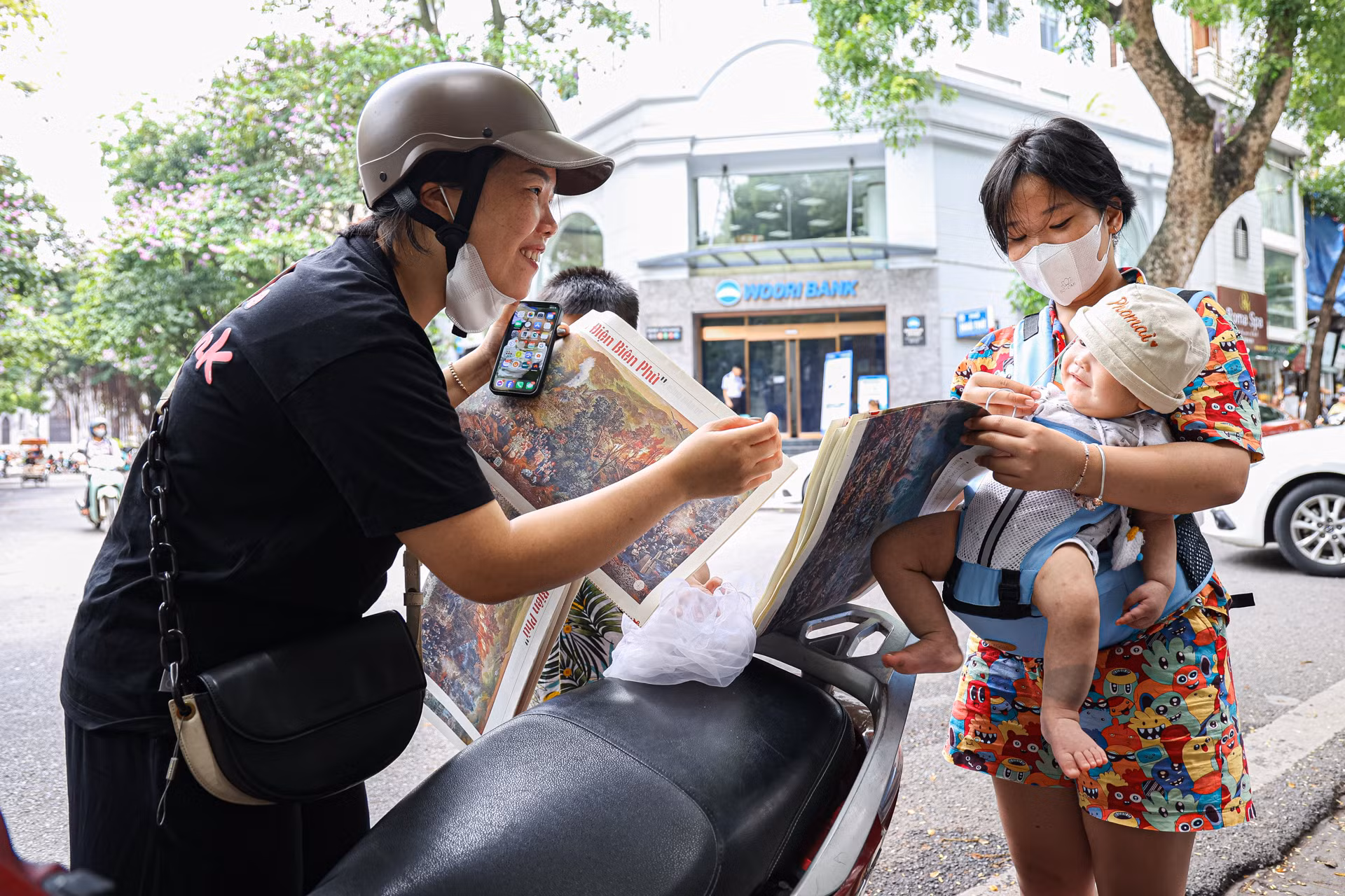 Nhiều người dẫn cả gia đình cùng đến nhận báo. Nhiều người dẫn cả gia đình cùng đến nhận báo.