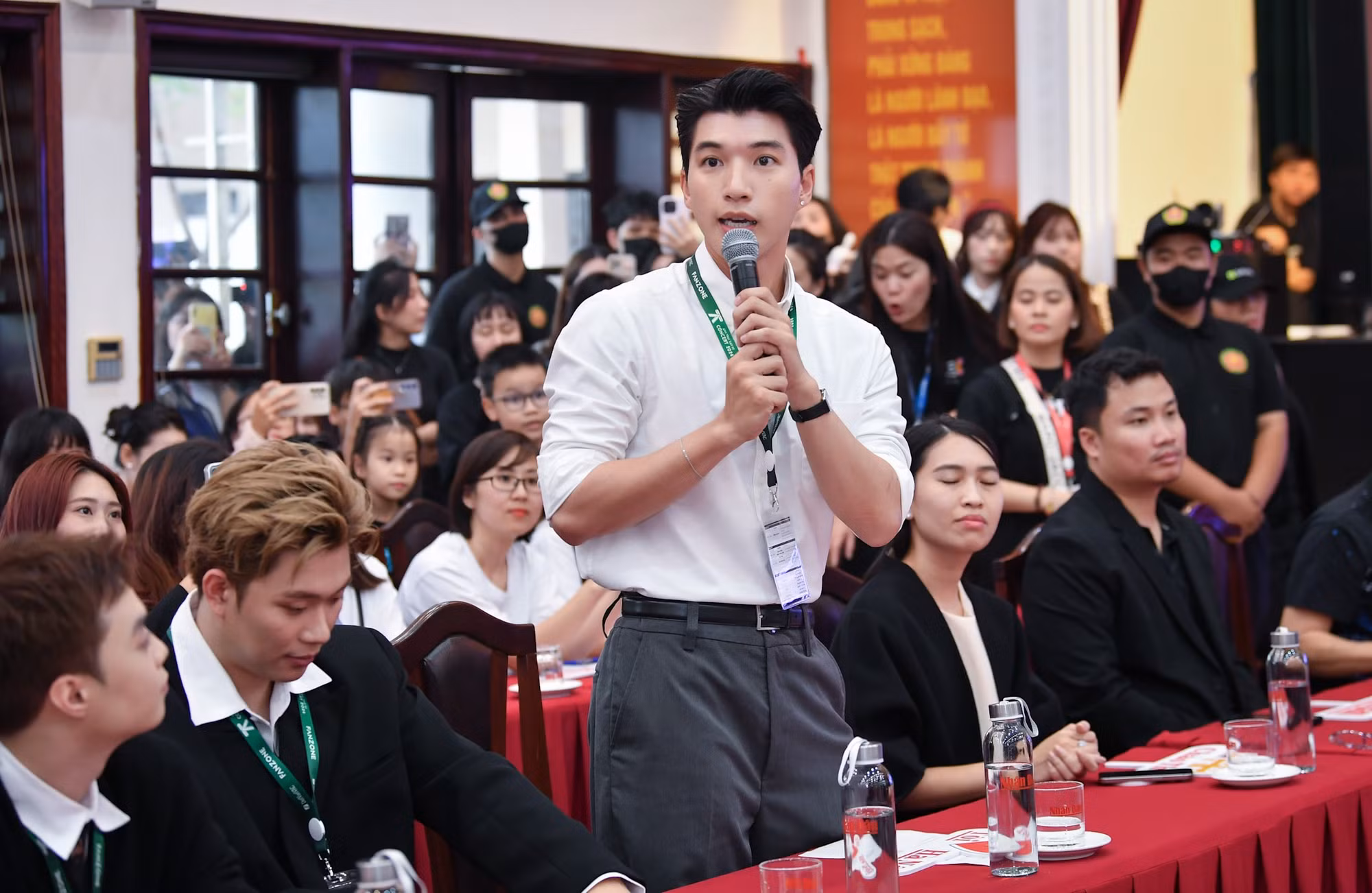 Rapper Trần Minh Hiếu (HIEUTHUHAI) cho biết: "Chuyến đi này không chỉ là một hành trình khám phá, mà còn là cơ hội để chúng em hiểu thêm về giá trị của sự kết nối, sẻ chia và cống hiến”.