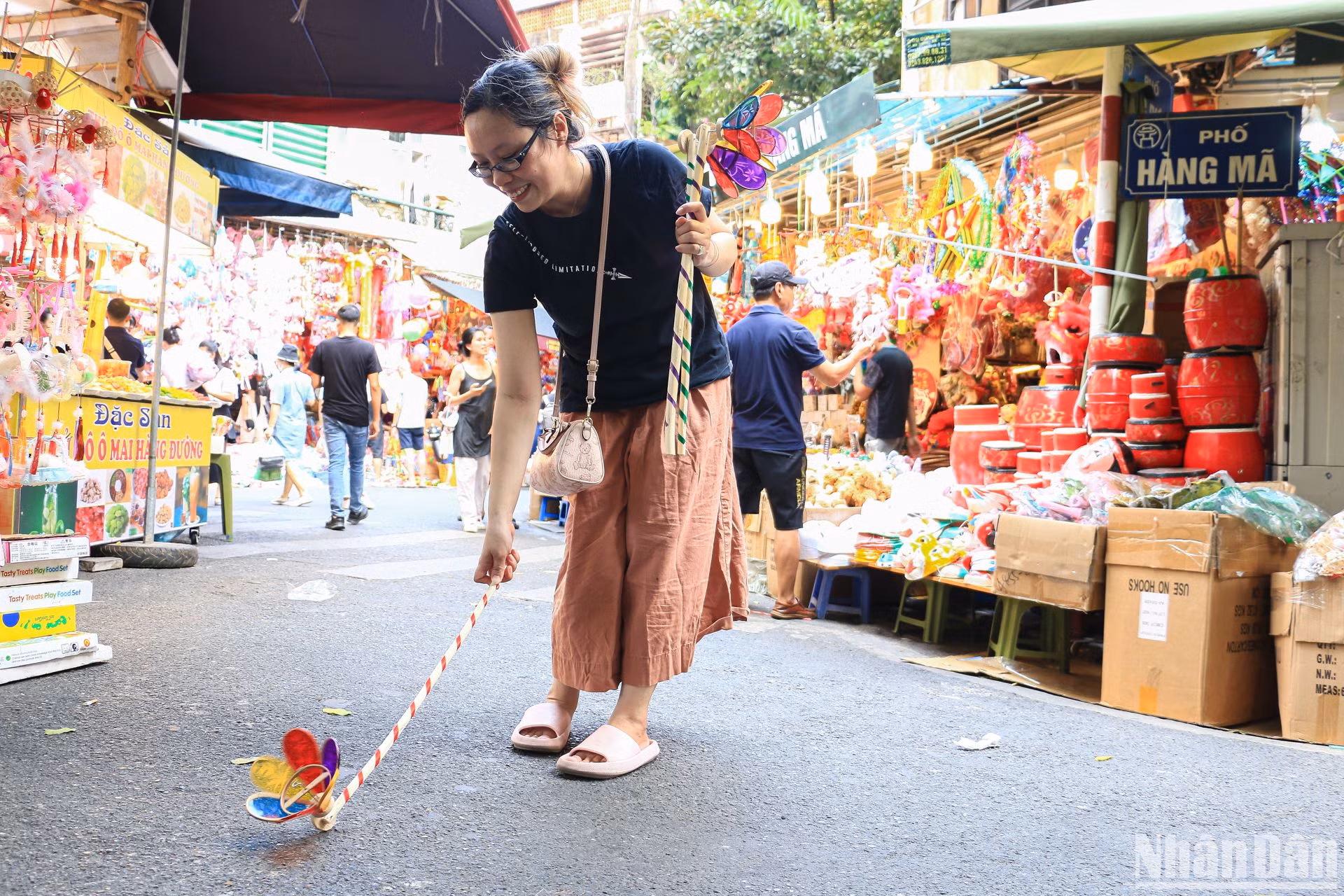 "Năm nào tôi cũng lên phố Hàng Mã để mua các loại đèn truyền thống. Chúng là ký ức tuổi thơ của tôi, mỗi loại đều gắn liền với một câu chuyện ý nghĩa", chị Thu Giang (quận Đống Đa) chia sẻ.
