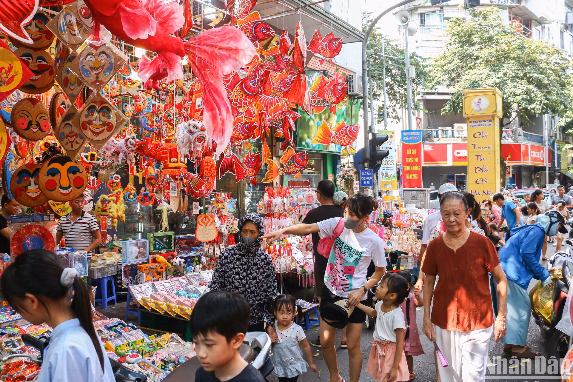Các em thiếu nhi được ông bà, bố mẹ dẫn đến các hàng, thỏa thích lựa chọn đồ chơi. Không khí mua bán trước thềm Tết Trung thu rộn rã khắp con phố Hàng Mã.