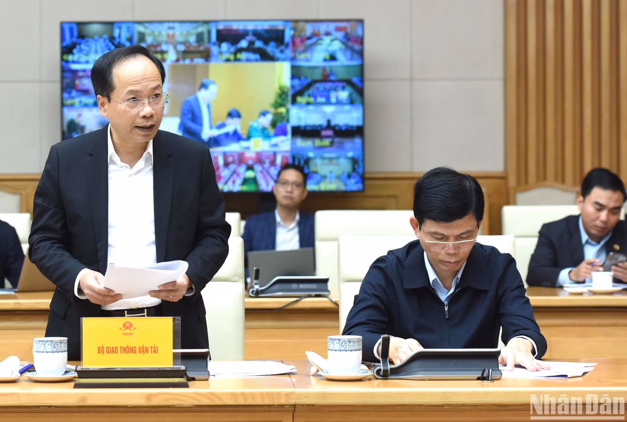 Lãnh đạo Bộ Giao thông vận tải phát biểu tại phiên họp.