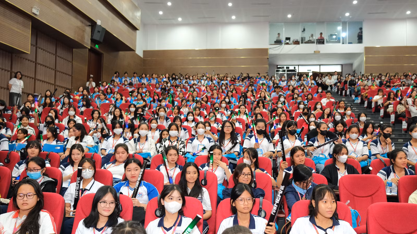 Các hoạt động của chiến dịch PowHERful thu hút sự tham gia của nhiều nữ sinh.