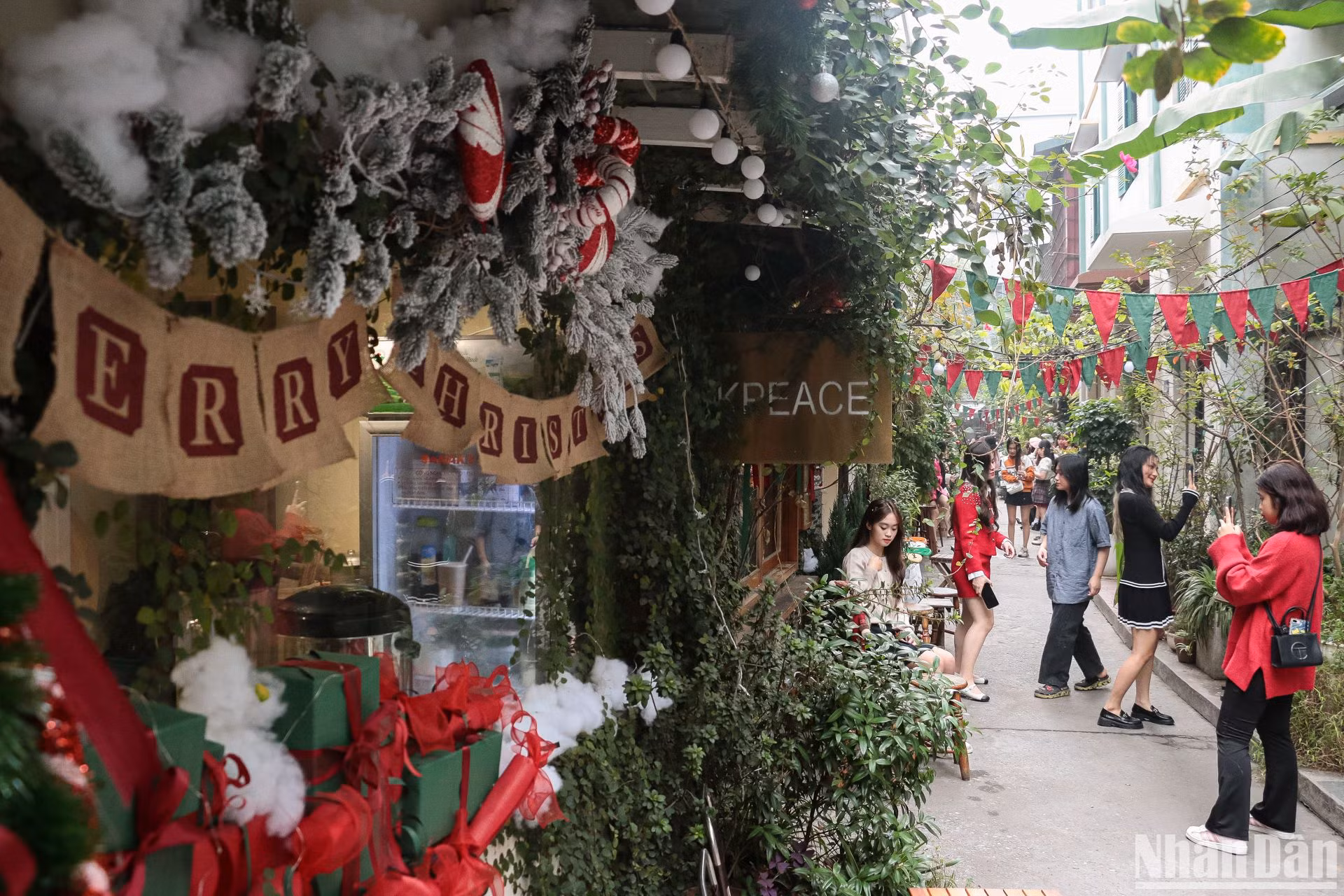 Từ đầu tháng 12, nhiều quán cà-phê "thay áo mới", trang trí theo phong cách Giáng sinh đã chật kín vì nhiều người đến chụp ảnh.