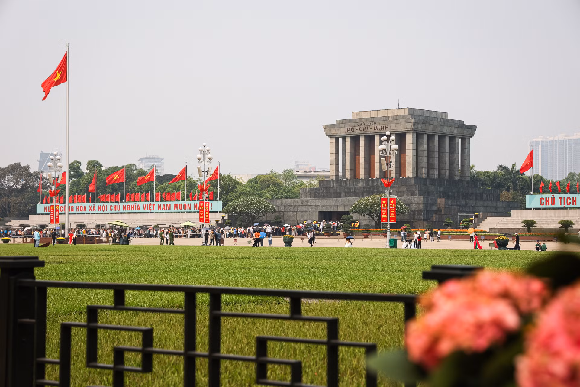 Lăng Chủ tịch Hồ Chí Minh là một trong những địa điểm được khách du lịch đến tham quan đông đảo trong ngày 30/4.