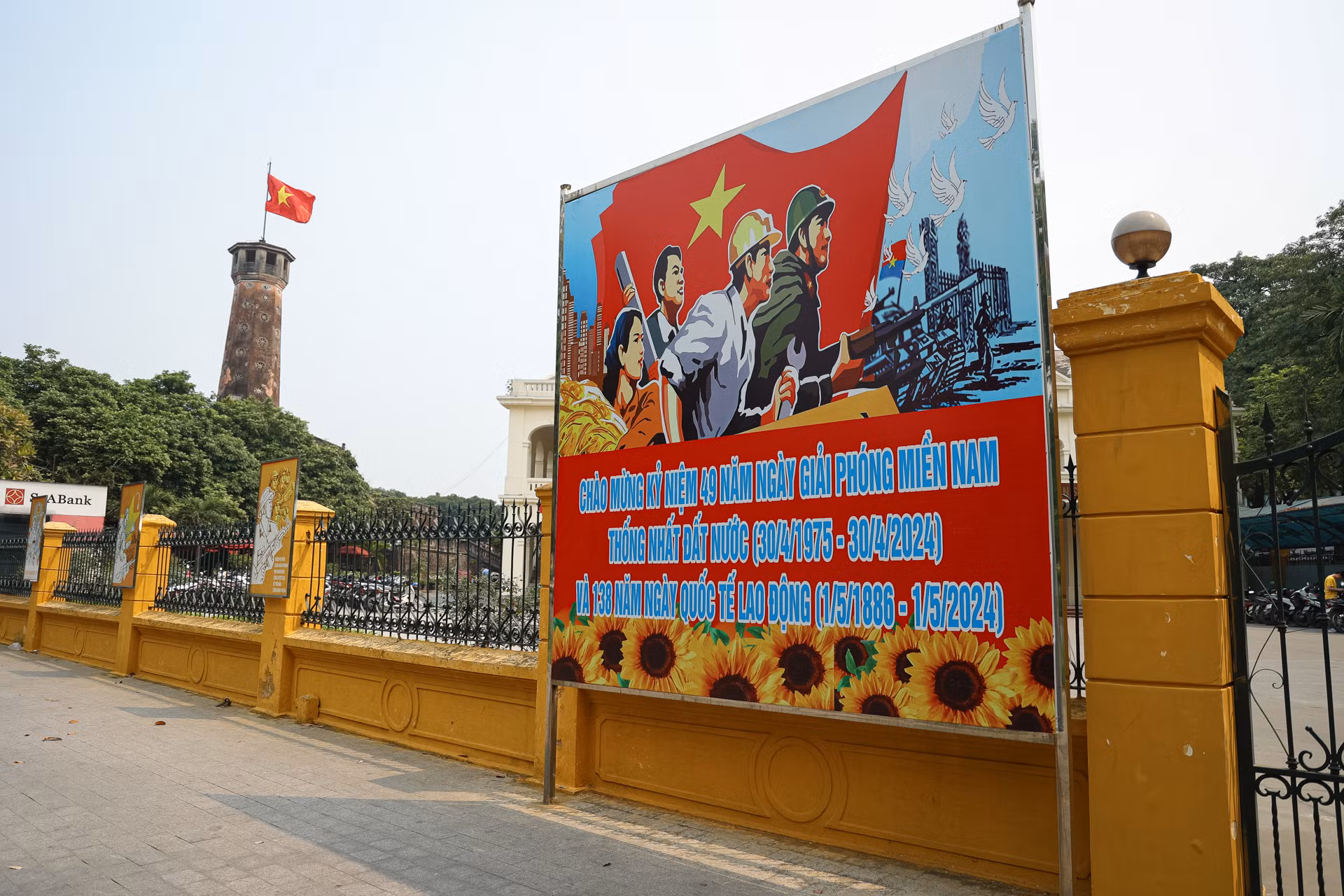 Bức tranh cổ động lớn được đặt trên đường Điện Biên Phủ, ngay trước Bảo tàng Lịch sử Quân sự Việt Nam và Cột cờ Hà Nội.