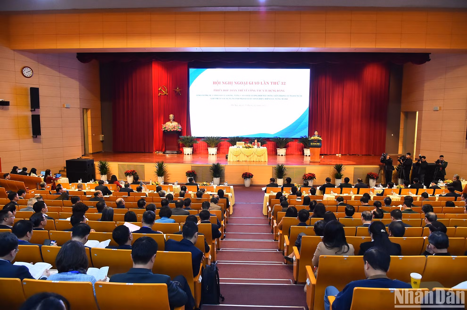 Quang cảnh Phiên họp toàn thể về công tác xây dựng Đảng với chủ đề “Tăng cường sự lãnh đạo của Đảng, nâng cao chất lượng đội ngũ đảng viên trong và ngoài nước, xây dựng ngành ngoại giao toàn diện, hiện đại, vững mạnh”.