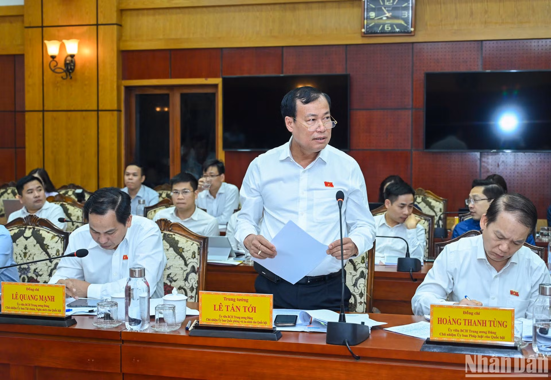 Chủ nhiệm Ủy ban Quốc phòng và An ninh Lê Tấn Tới phát biểu tại buổi làm việc. Chủ nhiệm Ủy ban Quốc phòng và An ninh Lê Tấn Tới phát biểu tại buổi làm việc.