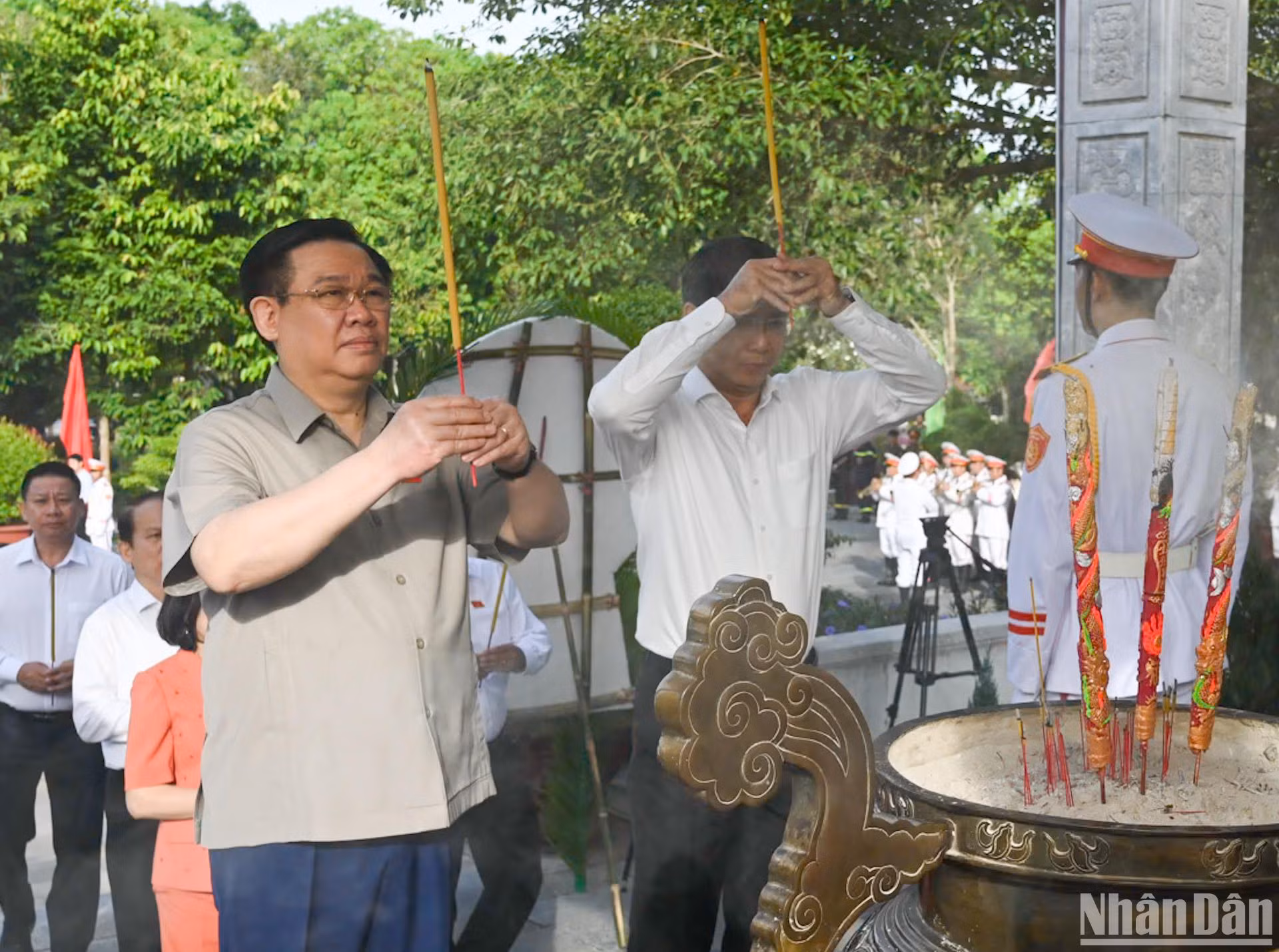 Chủ tịch Quốc hội Vương Đình Huệ dâng hương tưởng niệm các Anh hùng liệt sĩ.