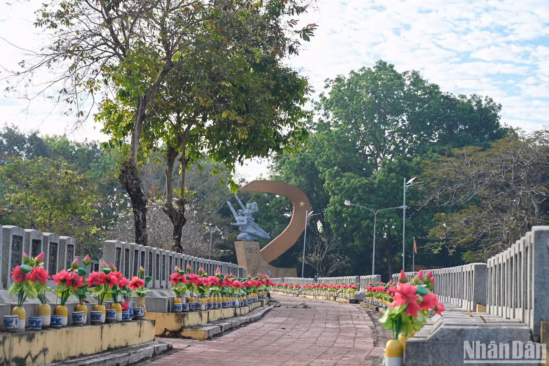 Nghĩa trang liệt sĩ Đồi 82 (xã Thạnh Tây, huyện Tân Biên, tỉnh Tây Ninh) có tổng diện tích 26.7ha, là nơi yên nghỉ của trên 13 nghìn liệt sĩ.