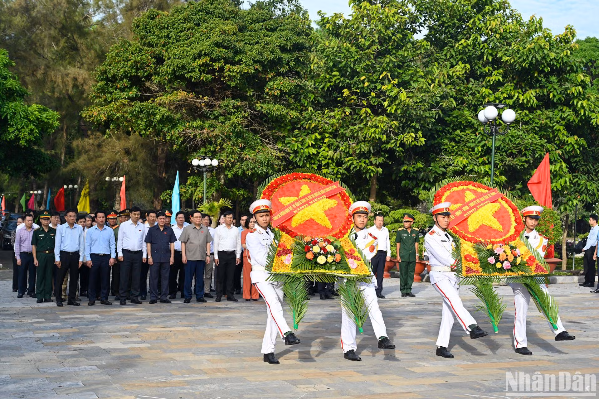 Nghi thức dâng hoa tưởng niệm các Anh hùng liệt sĩ.