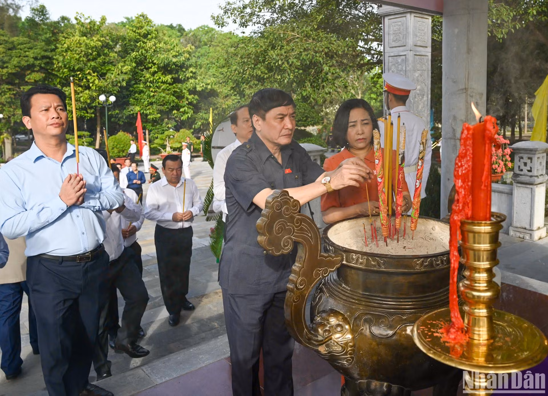 Tổng Thư ký, Chủ nhiệm Văn phòng Quốc hội Bùi Văn Cường; Trưởng Ban Công tác đại biểu Nguyễn Thị Thanh dâng hương tưởng niệm các Anh hùng liệt sĩ.
